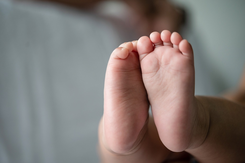 cosquillas en los pies de los bebés